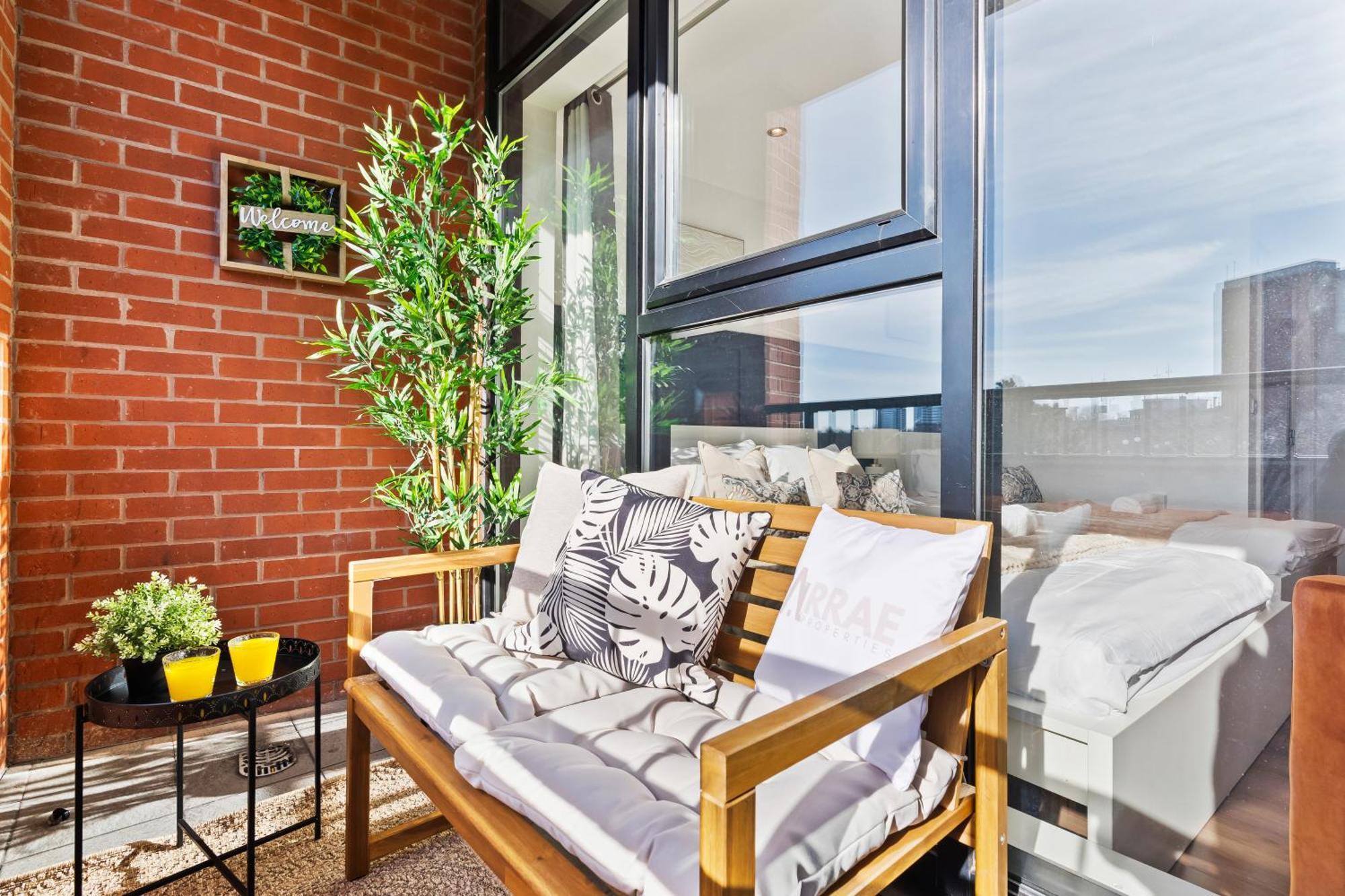 Arraeluxe, 2 Bedrooms 2 Bath Sleeps 5, Parking, Location By Utilita Arena, Icc, Broad Street, Brindley Place And Legoland Birmingham