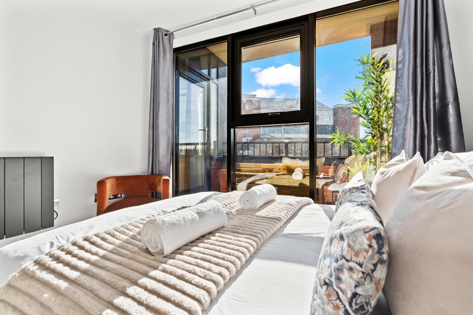 Arraeluxe, 2 Bedrooms 2 Bath Sleeps 5, Parking, Location By Utilita Arena, Icc, Broad Street, Brindley Place And Legoland Apartment *