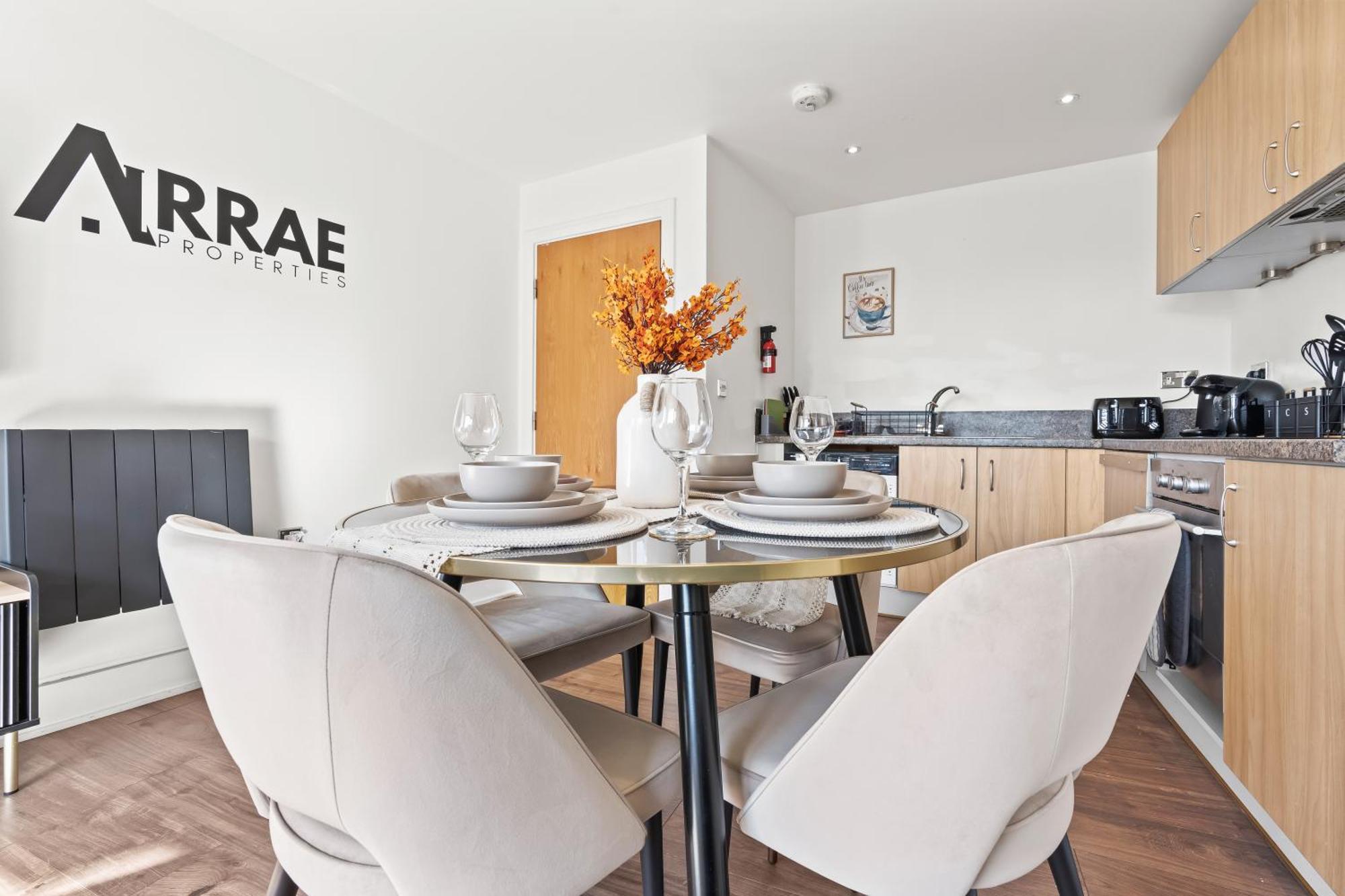 Arraeluxe, 2 Bedrooms 2 Bath Sleeps 5, Parking, Location By Utilita Arena, Icc, Broad Street, Brindley Place And Legoland Apartment *