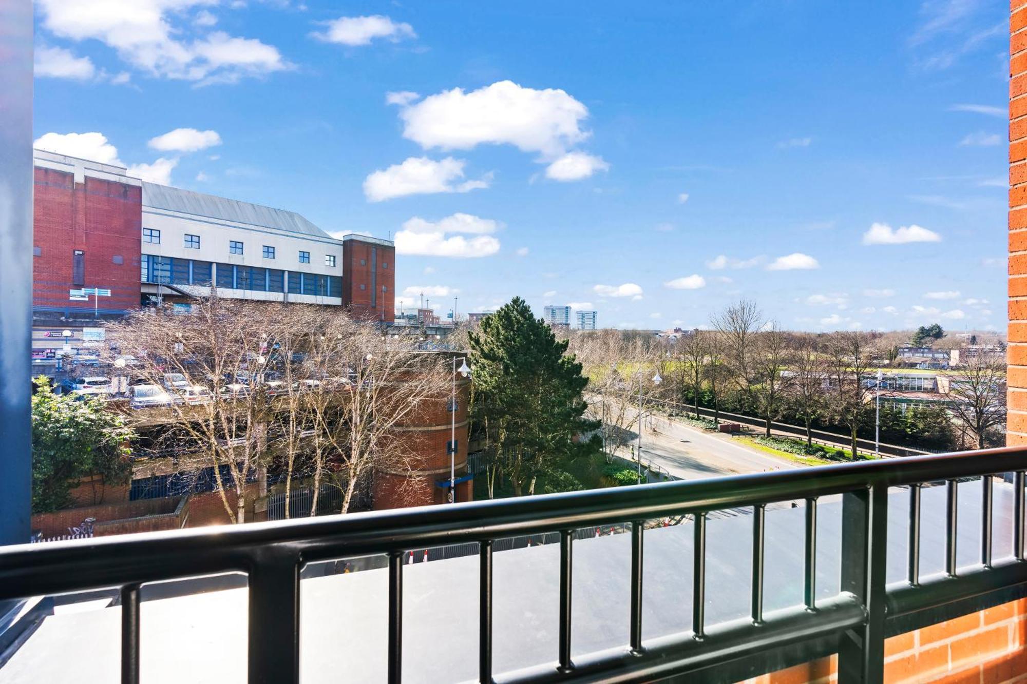 Apartment Arraeluxe, 2 Bedrooms 2 Bath Sleeps 5, Parking, Location By Utilita Arena, Icc, Broad Street, Brindley Place And Legoland *