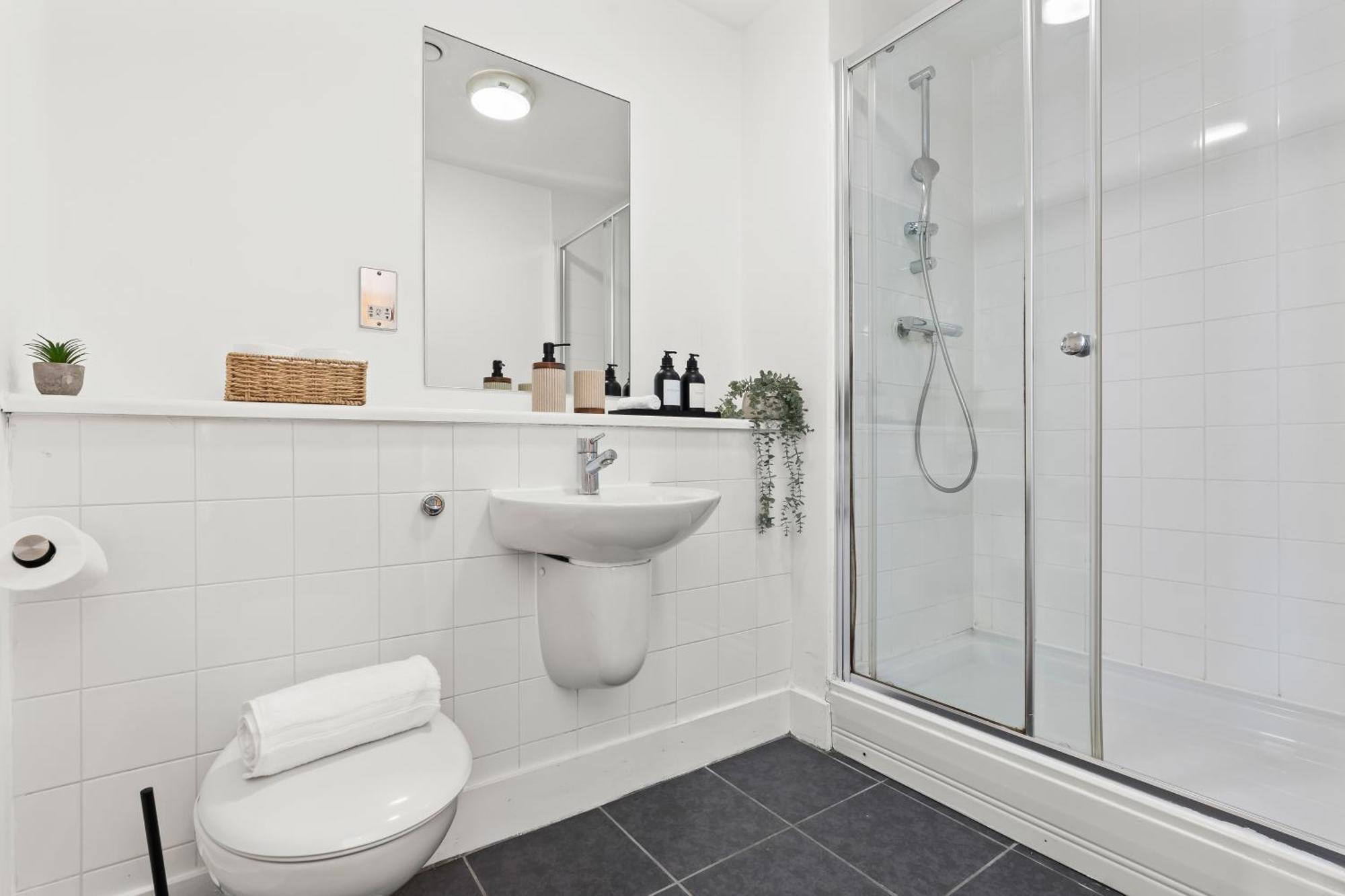 Arraeluxe, 2 Bedrooms 2 Bath Sleeps 5, Parking, Location By Utilita Arena, Icc, Broad Street, Brindley Place And Legoland Birmingham
